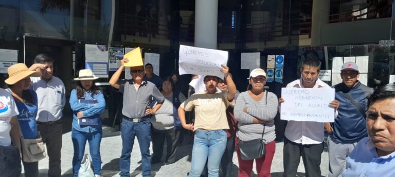 Padres de familia de la I.E. Juan Scarsi realizaron plantón frente al municipio de Samegua