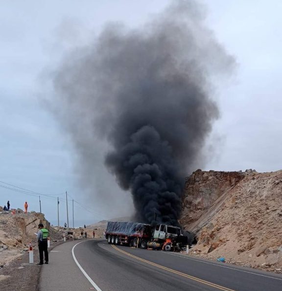 Violento choque entre auto y camión dejó un muerto en Punta de Bombón