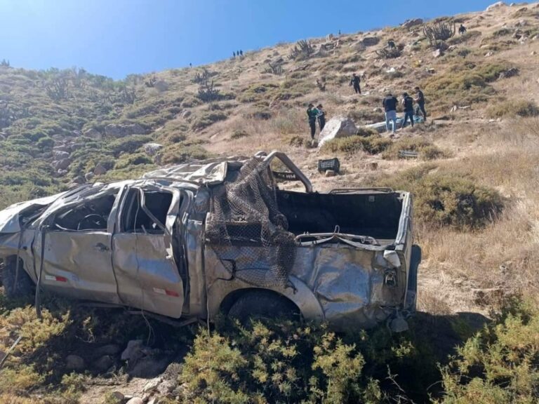 Camioneta se precipita a barranco y deja dos fallecidos y 5 heridos