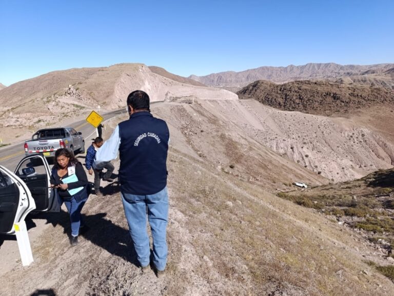 Vehículo se despista, cae a un barranco y conductor resulta ileso 