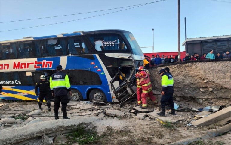 Bus de empresa San Martín se despista y deja varios pasajeros heridos