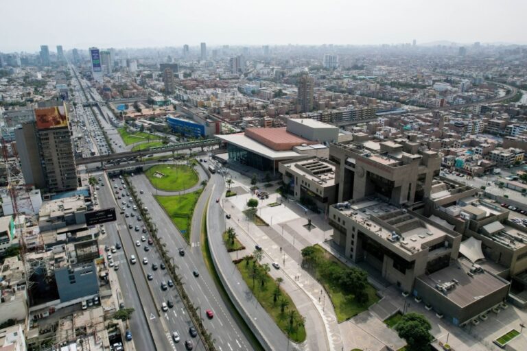 Perú: baja su calificación de riesgo