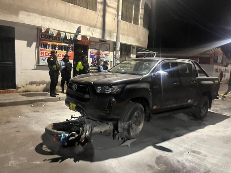 Camioneta impacta con motocicleta y la arrastra varios metros
