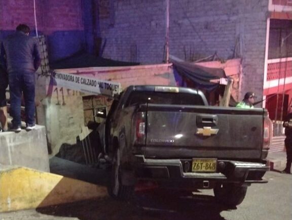 Ilo: Camioneta se estrella contra modesto negocio de zapatería