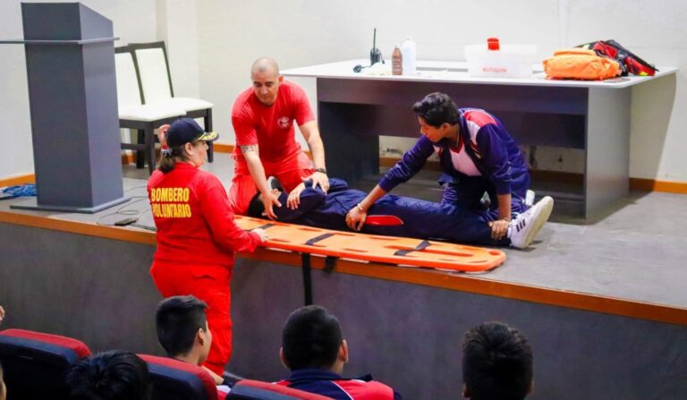Bomberos capacitan a estudiantes de colegio de Mejía 