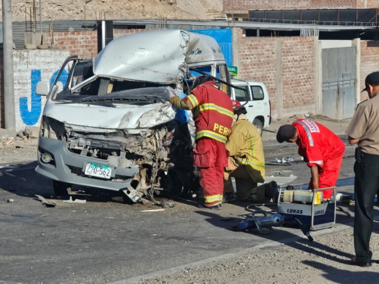 Conductor de combi fallece trágicamente tras choque frontal con camión