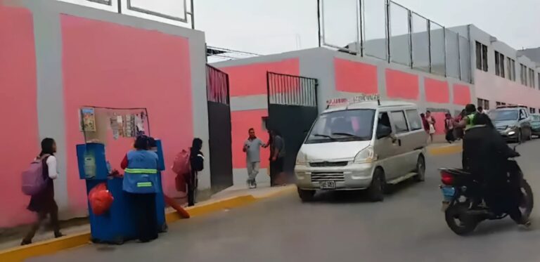 Padres de familia de IE Cristo Rey reclaman peligrosidad por nueva puerta de ingreso 