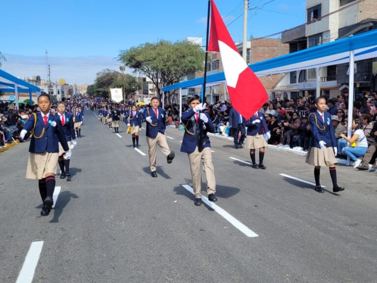 Realizan desfile escolar, cívico, militar y policial en conmemoración del 54° aniversario de Ilo