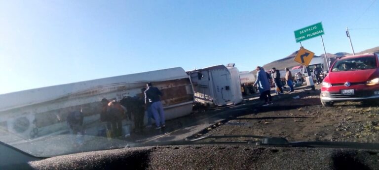 Camión cisterna boliviano vuelca en Carumas y derrama combustible