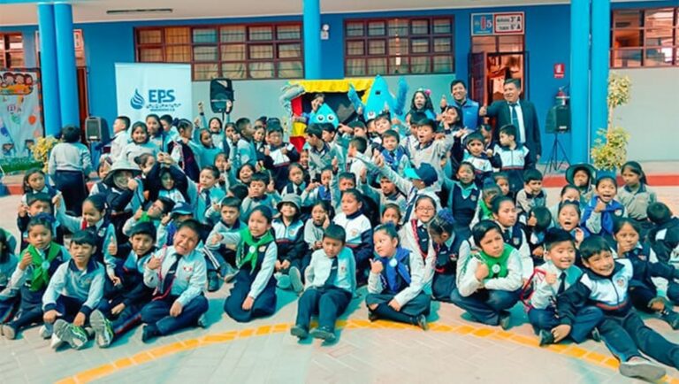 Más de 400 escolares participaron del teatro de títeres de Edusan que realiza la EPS Moquegua  