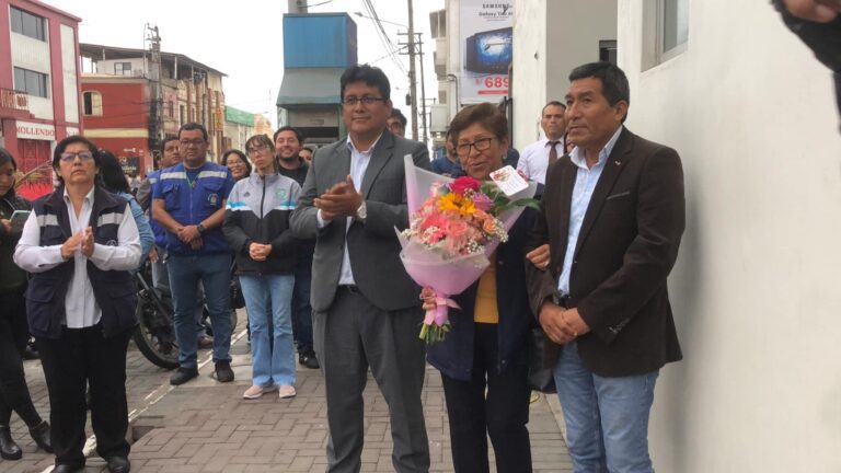 Emotivo reconocimiento a Marlene Bernardina Quispe Báez de Huayta