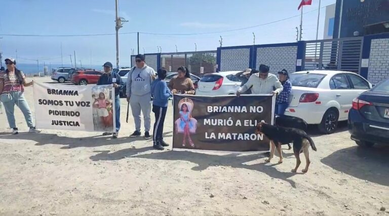 Familiares de Brianna realizan nuevo plantón frente a la Fiscalía exigiendo justicia 