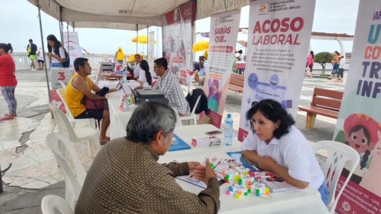 Arequipa: pobladores acceden a certificados y carnés gratuitos de trabajo en ferias provinciales