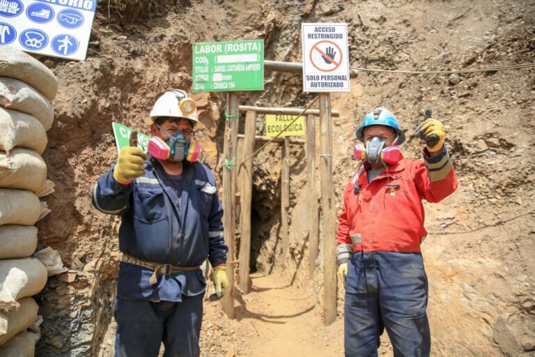 Entregan resoluciones para formalizar a pequeños mineros en Arequipa