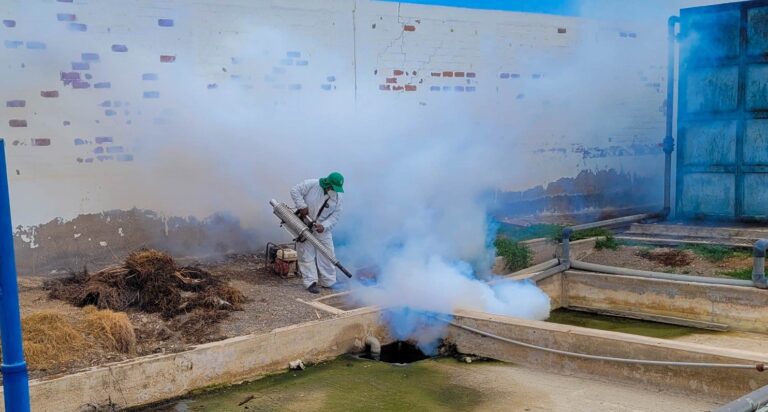 Fumigan diversos espacios públicos en Mejía 