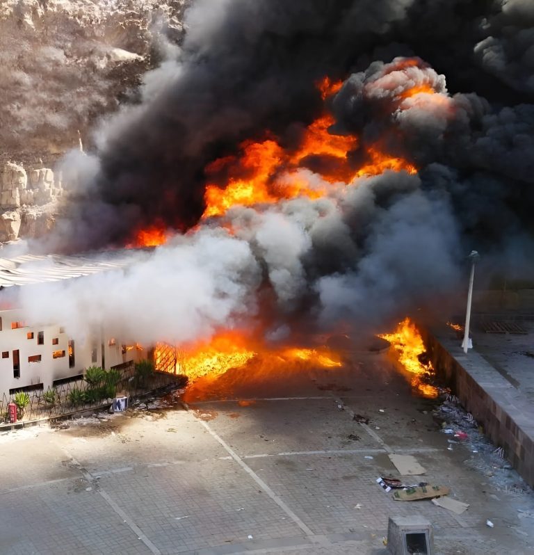 Santuario de la Virgen de Chapi se incendia en plena misa 