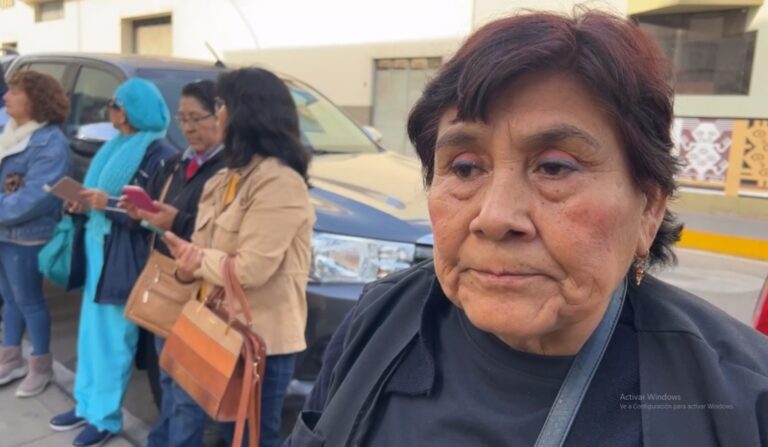 Trabajadores del Hospital de Ilo realizan plantón exigiendo que no les recorten guardias 