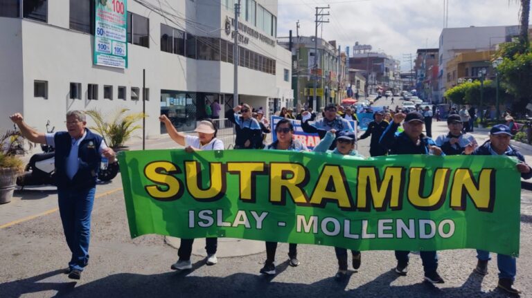 Trabajadores municipales de la provincia de Islay se movilizaron en Mollendo