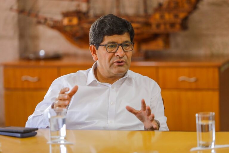 Gobernador Rohel Sánchez anuncia compra de 24 plantas de tratamiento de agua potable para Islay
