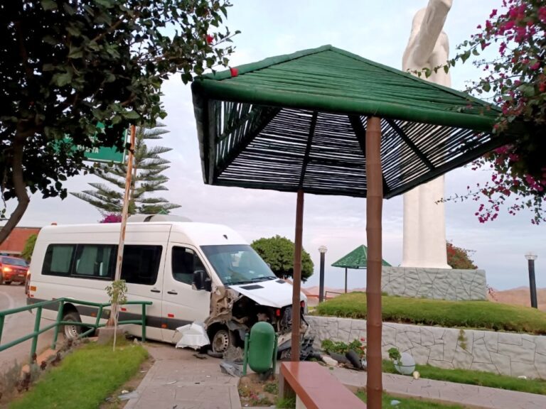 Minivan se despista y termina estrellándose contra la base del Cristo Blanco de Torata