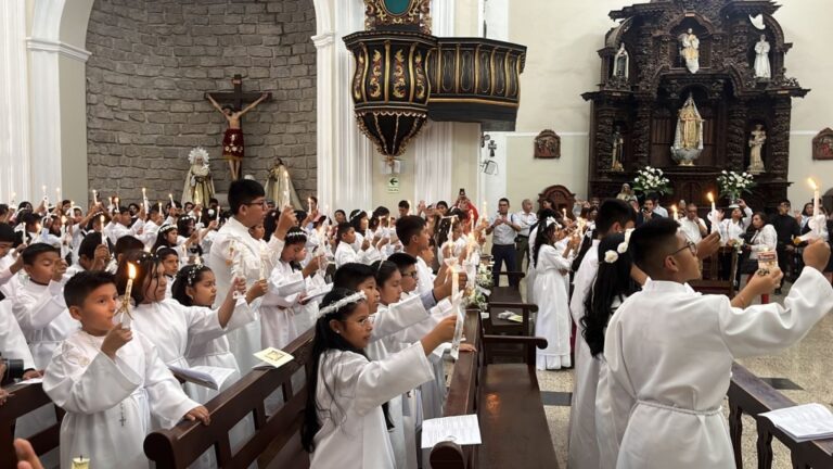 Paso sacramental: niños efectuaron su primera comunión en Moquegua 