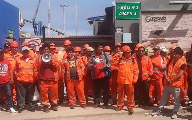 Trabajadores portuarios protestan frente a Tisur por exigencia de curso de portalón