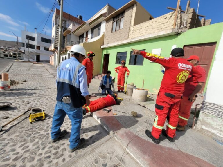 Ilo: Bomberos rescatan perrito que cayó a buzón de desagüe