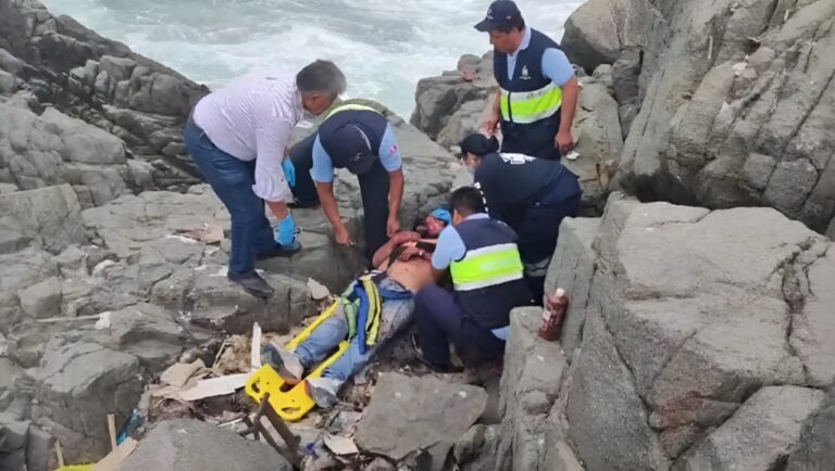 Serenos de Mollendo rescatan a varón que cayó a unas peñas en La Aguadita