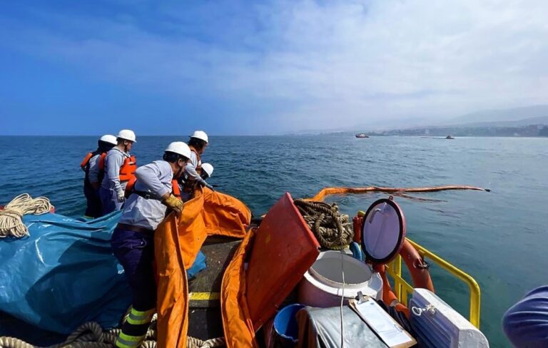 Simulan derrame de combustible en terminal multiboyas de Mollendo