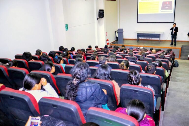 Mejía: taller a padres de familia de colegio Abelardo Quiñones