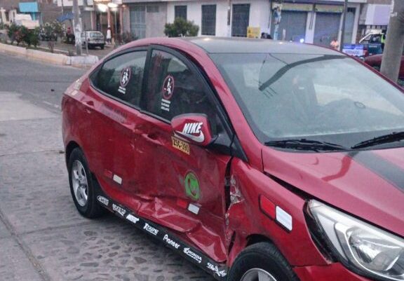 Ilo: Tres personas heridas en violento choque vehicular
