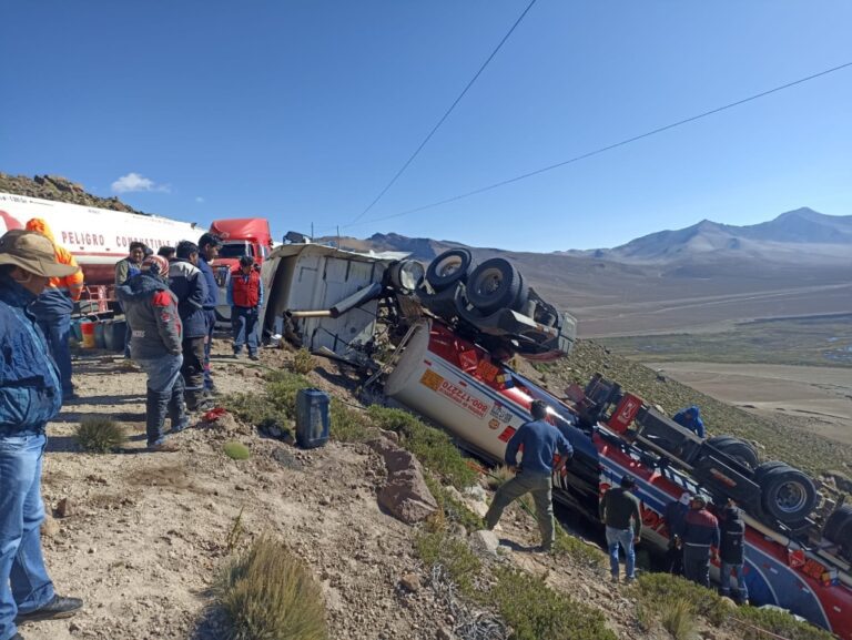 Cisterna boliviano, cargado de combustible, volcó en la carrera Binacional