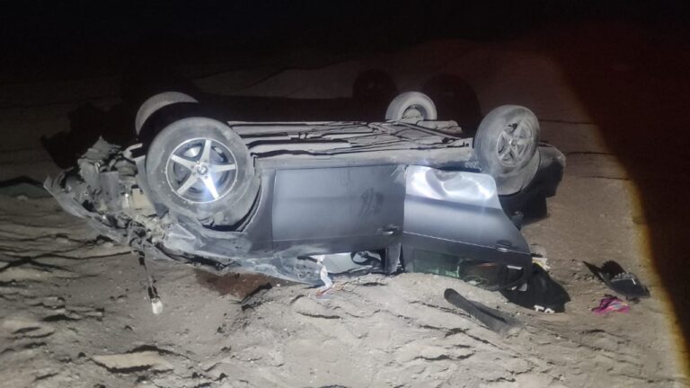 Tres personas heridas tras volcadura de automóvil en la Panamericana Sur