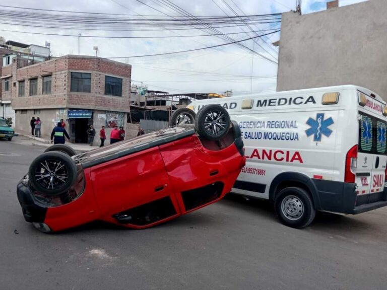 Vehículo vuelca tras violento choque en el distrito de San Antonio