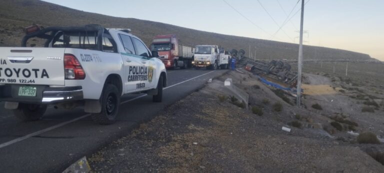 Tráiler boliviano cargado de soya volcó en la carretera Binacional
