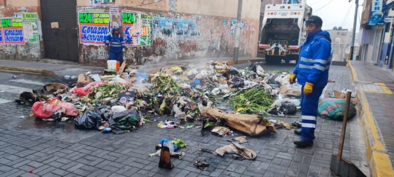 Irresponsables casi causan incendio en compactadora de basura