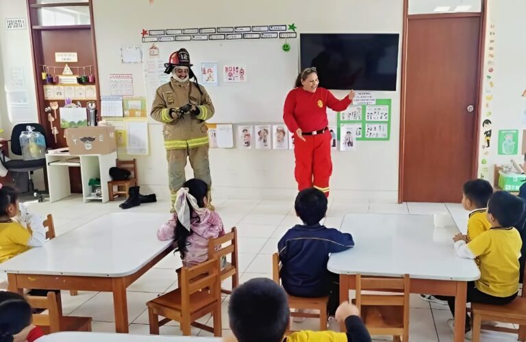 Bomberos de Mollendo visitan colegio inicial para compartir experiencias con niños