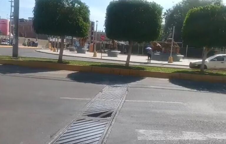 Canaleta de drenaje se hunde en la Av. Bolívar y nadie realiza el mantenimiento  