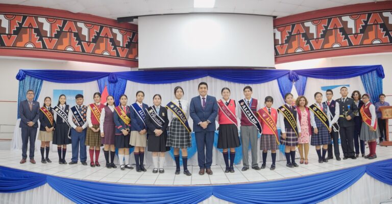 Se cumplió con la ceremonia de juramentación de los Municipios Escolares en Ilo