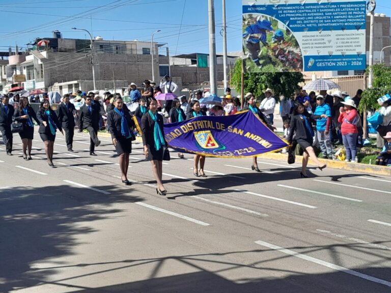 Desfile cívico militar por el tercer aniversario del distrito de San Antonio