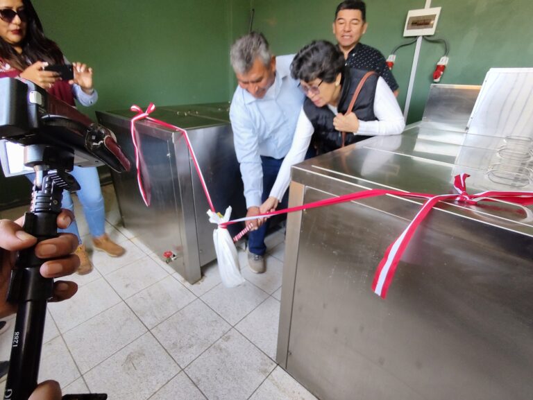 Procompite: entregan dos máquinas productoras de hielo a pescadores de Deán Valdivia