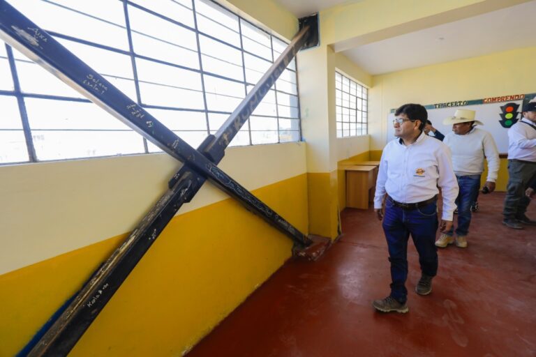 Gobernador y alcalde visitaron colegio Mariátegui próximo a su construcción