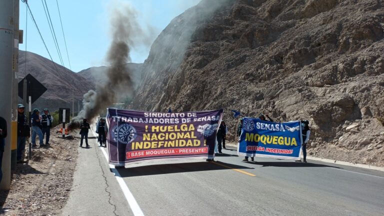 Trabajadores de SENASA bloquearon carretera Binacional en su cuarto día de huelga nacional indefinida