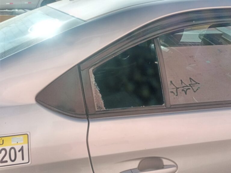 Delincuentes rompen ventana posterior de vehículo y roban memoria
