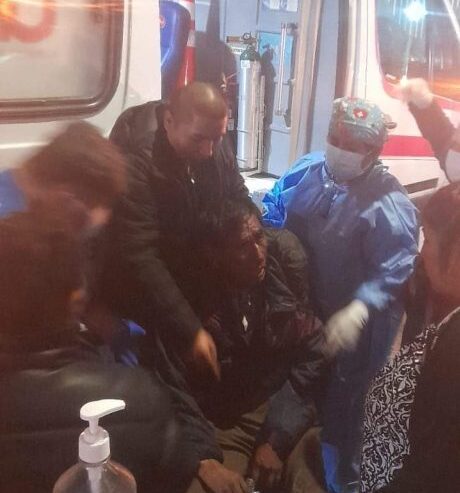Joven salva la vida de adulto mayor que se atragantó comiendo anticucho
