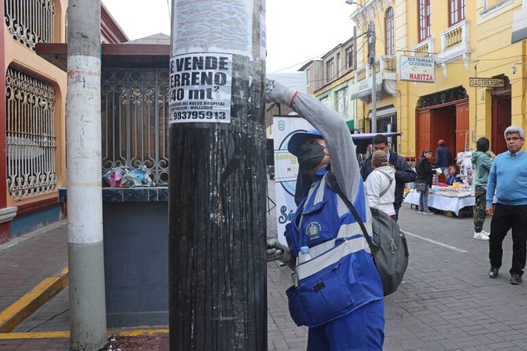 Exhortan a cuidar ornato de Mollendo evitando pegar publicidad en postes