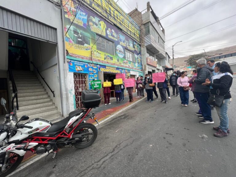 Trabajadores de establecimientos de salud de Ilo protestan contra el recorte de guardias