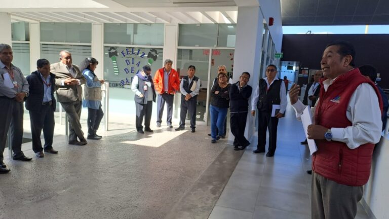 Trabajadores del GORE realizan plantón exigiendo pago del bono por RDR