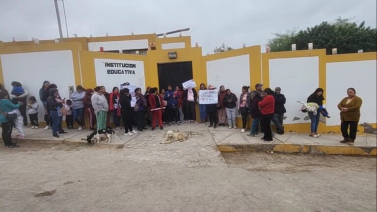 PPFF de colegio Divino Maestro exigen que profesor no sea repuesto a su cargo