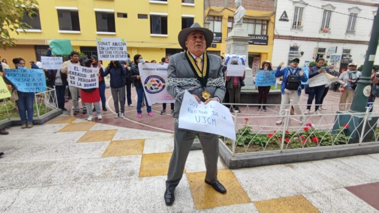 Rector de la UJCM se encadena en protesta contra el embargo de la SUNAT